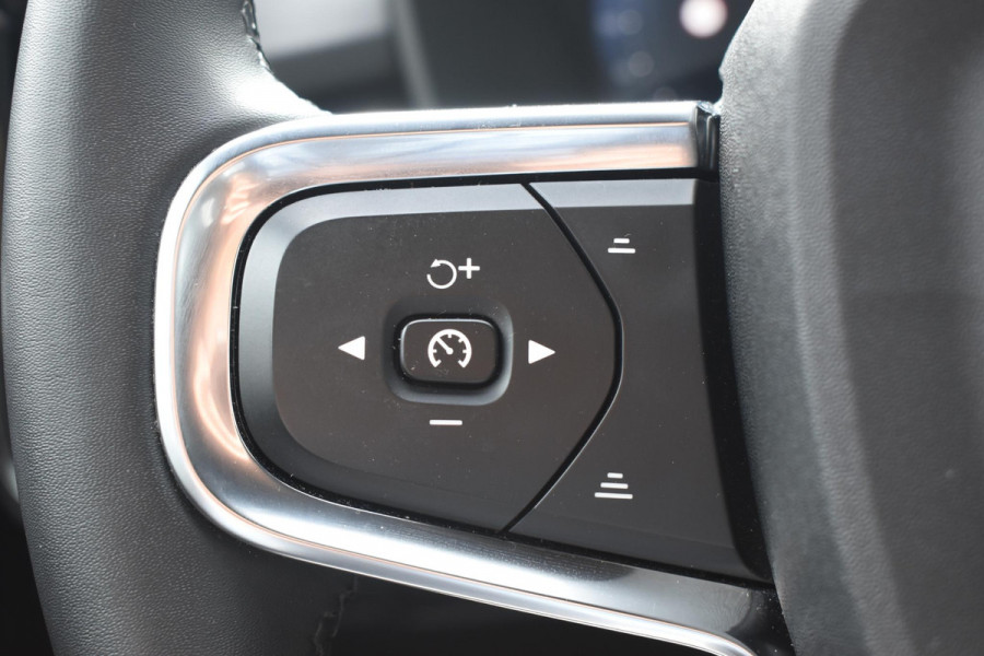 Volvo EX40 Single Motor Extended Range Plus 82 kWh / Adaptive Cruise control / Achteruitrijcamera / Stuur & Stoelverwarming / Trekhaak elektrisch uitklapbaar / Elektrische achterklep / 19" LM Velgen / All season banden / Parkeersensoren V+A