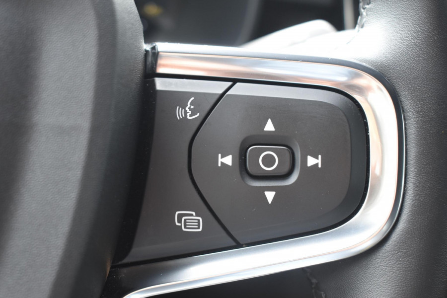 Volvo EX40 Single Motor Extended Range Plus 82 kWh / Adaptive Cruise control / Achteruitrijcamera / Stuur & Stoelverwarming / Trekhaak elektrisch uitklapbaar / Elektrische achterklep / 19" LM Velgen / All season banden / Parkeersensoren V+A