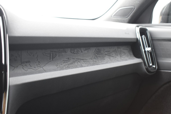Volvo EX40 Single Motor Extended Range Plus 82 kWh / Adaptive Cruise control / Achteruitrijcamera / Stuur & Stoelverwarming / Trekhaak elektrisch uitklapbaar / Elektrische achterklep / 19" LM Velgen / All season banden / Parkeersensoren V+A