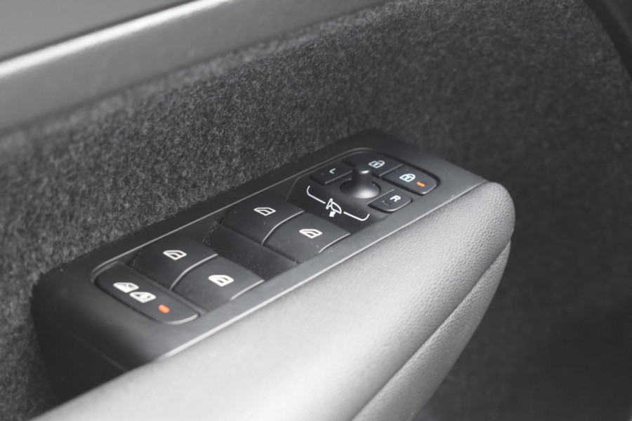 Volvo EX40 Single Motor Extended Range Plus 82 kWh / Adaptive Cruise control / Achteruitrijcamera / Stuur & Stoelverwarming / Trekhaak elektrisch uitklapbaar / Elektrische achterklep / 19" LM Velgen / All season banden / Parkeersensoren V+A