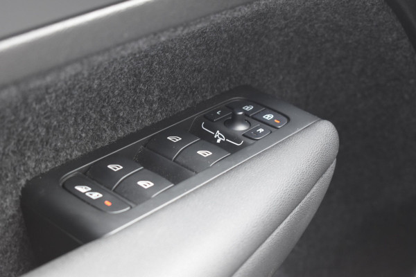 Volvo EX40 Single Motor Extended Range Plus 82 kWh / Adaptive Cruise control / Achteruitrijcamera / Stuur & Stoelverwarming / Trekhaak elektrisch uitklapbaar / Elektrische achterklep / 19" LM Velgen / All season banden / Parkeersensoren V+A