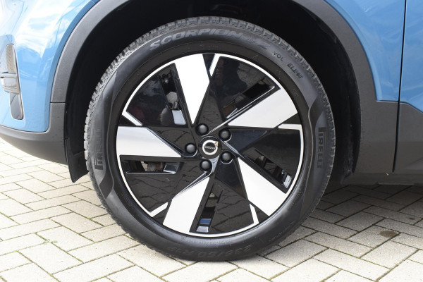 Volvo EX40 Single Motor Extended Range Plus 82 kWh / Adaptive Cruise control / Achteruitrijcamera / Stuur & Stoelverwarming / Trekhaak elektrisch uitklapbaar / Elektrische achterklep / 19" LM Velgen / All season banden / Parkeersensoren V+A
