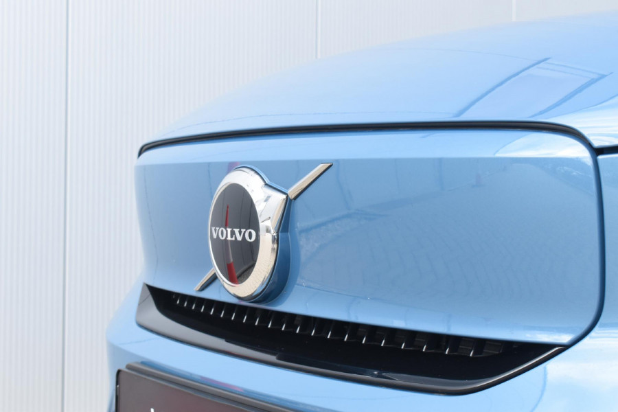 Volvo EX40 Single Motor Extended Range Plus 82 kWh / Adaptive Cruise control / Achteruitrijcamera / Stuur & Stoelverwarming / Trekhaak elektrisch uitklapbaar / Elektrische achterklep / 19" LM Velgen / All season banden / Parkeersensoren V+A
