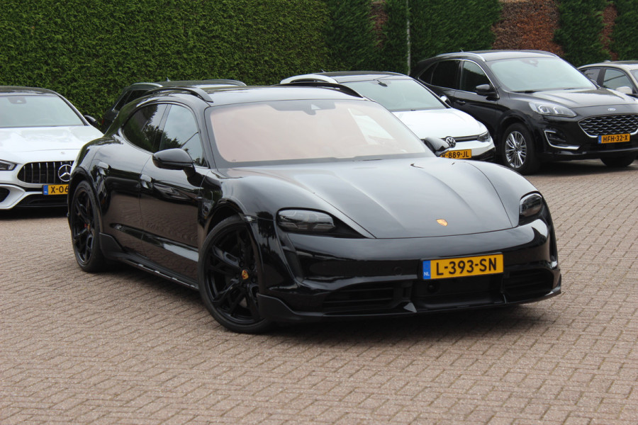 Porsche Taycan Cross Turismo Turbo S 93 kWh / SoH 90,9% / Panoramadak / 360Camera / Head-up / Passenger Display / Luchtvering / 21'' / Bose / Keyless / Sportdesign+Chrono / Stoelventilatie+Verwarming / Stuurverwarming / Dodehoek / DAB
