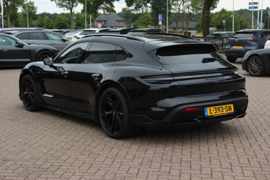 Porsche Taycan Cross Turismo Turbo S 93 kWh / SoH 90,9% / Panoramadak / 360Camera / Head-up / Passenger Display / Luchtvering / 21'' / Bose / Keyless / Sportdesign+Chrono / Stoelventilatie+Verwarming / Stuurverwarming / Dodehoek / DAB