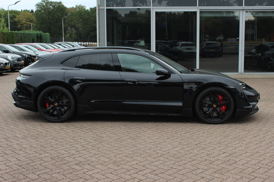 Porsche Taycan Cross Turismo Turbo S 93 kWh / SoH 90,9% / Panoramadak / 360Camera / Head-up / Passenger Display / Luchtvering / 21'' / Bose / Keyless / Sportdesign+Chrono / Stoelventilatie+Verwarming / Stuurverwarming / Dodehoek / DAB