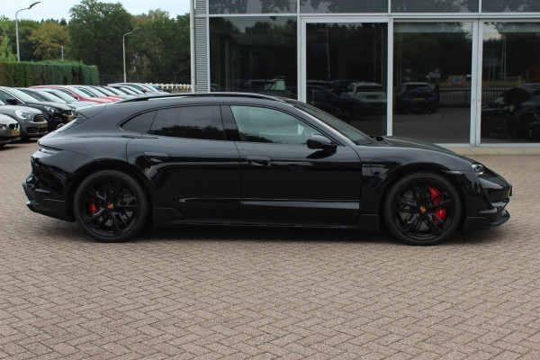 Porsche Taycan Cross Turismo Turbo S 93 kWh / SoH 90,9% / Panoramadak / 360Camera / Head-up / Passenger Display / Luchtvering / 21'' / Bose / Keyless / Sportdesign+Chrono / Stoelventilatie+Verwarming / Stuurverwarming / Dodehoek / DAB