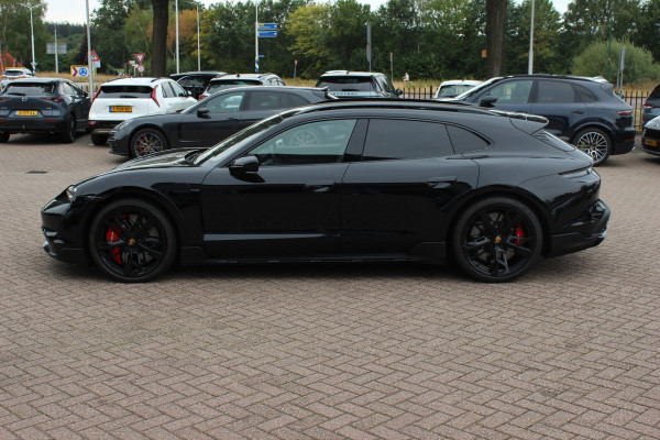 Porsche Taycan Cross Turismo Turbo S 93 kWh / SoH 90,9% / Panoramadak / 360Camera / Head-up / Passenger Display / Luchtvering / 21'' / Bose / Keyless / Sportdesign+Chrono / Stoelventilatie+Verwarming / Stuurverwarming / Dodehoek / DAB