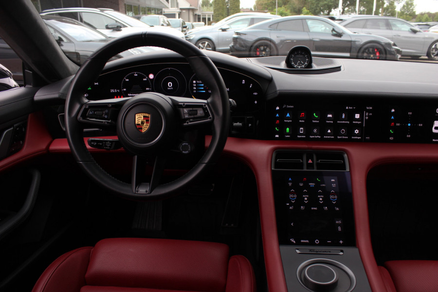 Porsche Taycan Cross Turismo Turbo S 93 kWh / SoH 90,9% / Panoramadak / 360Camera / Head-up / Passenger Display / Luchtvering / 21'' / Bose / Keyless / Sportdesign+Chrono / Stoelventilatie+Verwarming / Stuurverwarming / Dodehoek / DAB