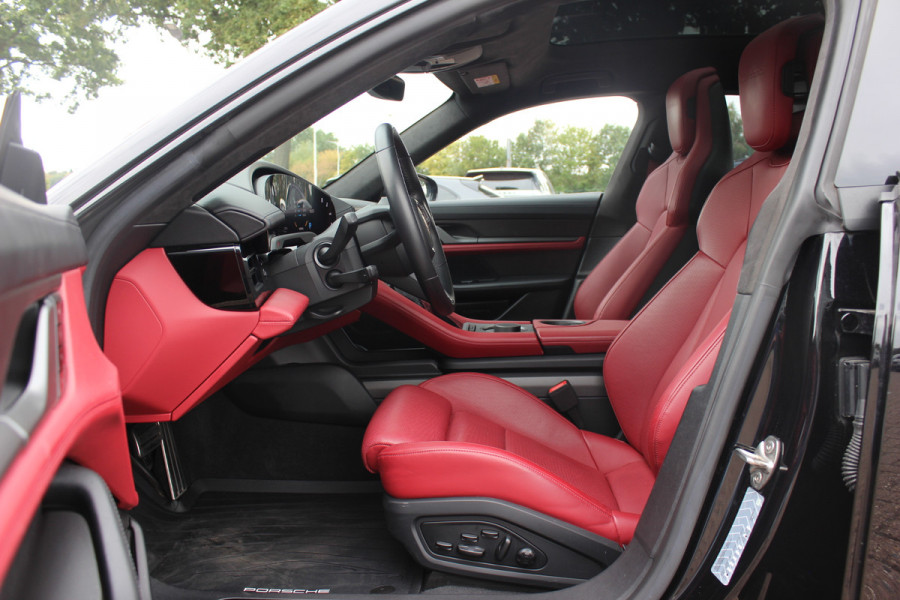 Porsche Taycan Cross Turismo Turbo S 93 kWh / SoH 90,9% / Panoramadak / 360Camera / Head-up / Passenger Display / Luchtvering / 21'' / Bose / Keyless / Sportdesign+Chrono / Stoelventilatie+Verwarming / Stuurverwarming / Dodehoek / DAB