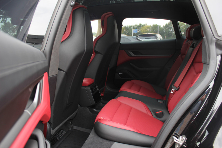 Porsche Taycan Cross Turismo Turbo S 93 kWh / SoH 90,9% / Panoramadak / 360Camera / Head-up / Passenger Display / Luchtvering / 21'' / Bose / Keyless / Sportdesign+Chrono / Stoelventilatie+Verwarming / Stuurverwarming / Dodehoek / DAB