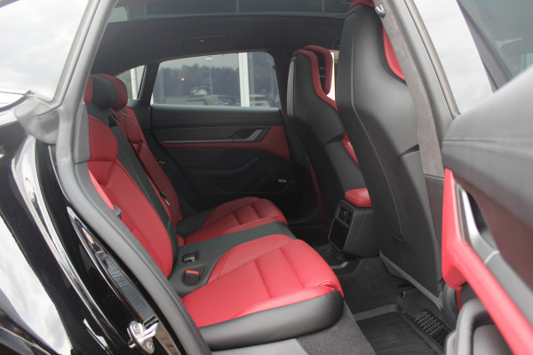 Porsche Taycan Cross Turismo Turbo S 93 kWh / SoH 90,9% / Panoramadak / 360Camera / Head-up / Passenger Display / Luchtvering / 21'' / Bose / Keyless / Sportdesign+Chrono / Stoelventilatie+Verwarming / Stuurverwarming / Dodehoek / DAB