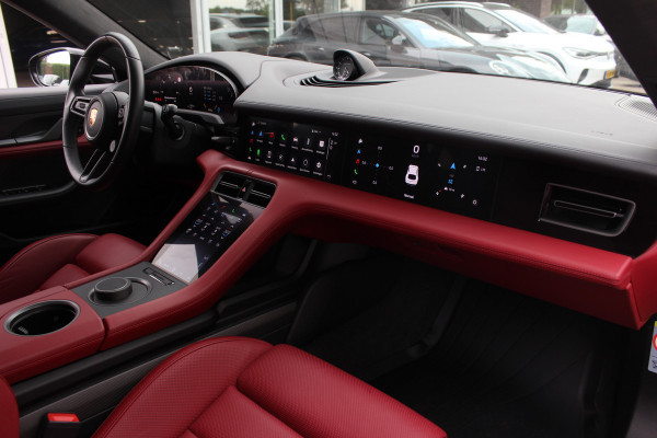 Porsche Taycan Cross Turismo Turbo S 93 kWh / SoH 90,9% / Panoramadak / 360Camera / Head-up / Passenger Display / Luchtvering / 21'' / Bose / Keyless / Sportdesign+Chrono / Stoelventilatie+Verwarming / Stuurverwarming / Dodehoek / DAB