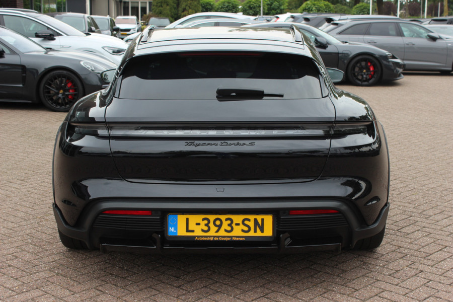 Porsche Taycan Cross Turismo Turbo S 93 kWh / SoH 90,9% / Panoramadak / 360Camera / Head-up / Passenger Display / Luchtvering / 21'' / Bose / Keyless / Sportdesign+Chrono / Stoelventilatie+Verwarming / Stuurverwarming / Dodehoek / DAB