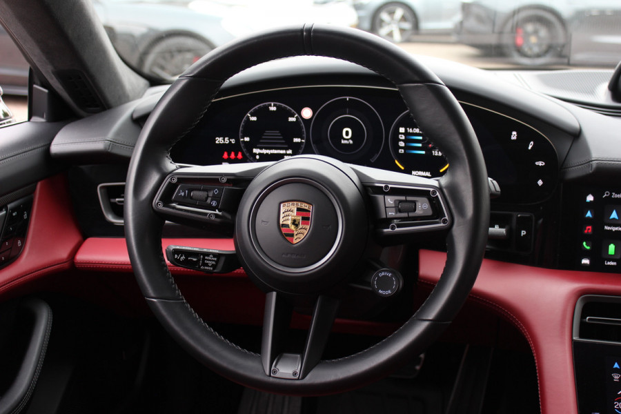 Porsche Taycan Cross Turismo Turbo S 93 kWh / SoH 90,9% / Panoramadak / 360Camera / Head-up / Passenger Display / Luchtvering / 21'' / Bose / Keyless / Sportdesign+Chrono / Stoelventilatie+Verwarming / Stuurverwarming / Dodehoek / DAB