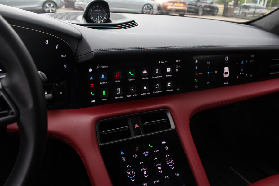 Porsche Taycan Cross Turismo Turbo S 93 kWh / SoH 90,9% / Panoramadak / 360Camera / Head-up / Passenger Display / Luchtvering / 21'' / Bose / Keyless / Sportdesign+Chrono / Stoelventilatie+Verwarming / Stuurverwarming / Dodehoek / DAB