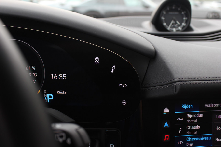Porsche Taycan Cross Turismo Turbo S 93 kWh / SoH 90,9% / Panoramadak / 360Camera / Head-up / Passenger Display / Luchtvering / 21'' / Bose / Keyless / Sportdesign+Chrono / Stoelventilatie+Verwarming / Stuurverwarming / Dodehoek / DAB