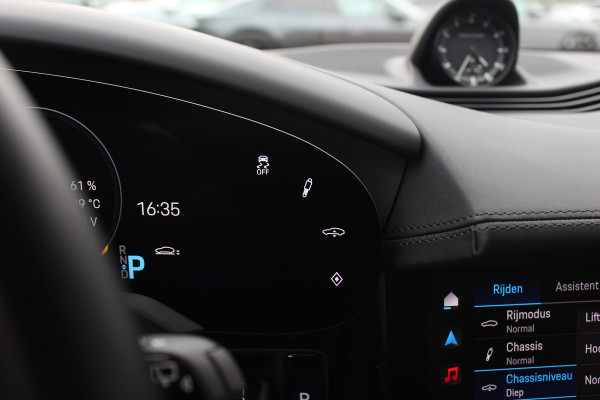 Porsche Taycan Cross Turismo Turbo S 93 kWh / SoH 90,9% / Panoramadak / 360Camera / Head-up / Passenger Display / Luchtvering / 21'' / Bose / Keyless / Sportdesign+Chrono / Stoelventilatie+Verwarming / Stuurverwarming / Dodehoek / DAB