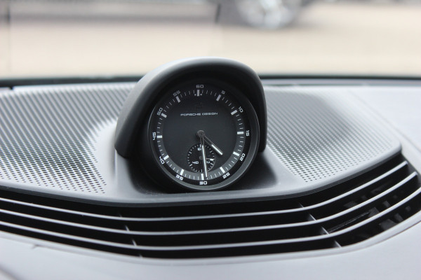 Porsche Taycan Cross Turismo Turbo S 93 kWh / SoH 90,9% / Panoramadak / 360Camera / Head-up / Passenger Display / Luchtvering / 21'' / Bose / Keyless / Sportdesign+Chrono / Stoelventilatie+Verwarming / Stuurverwarming / Dodehoek / DAB