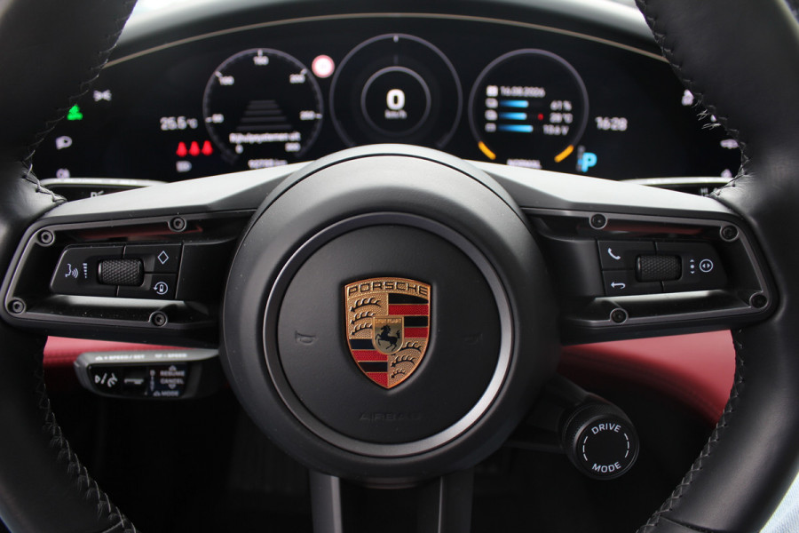 Porsche Taycan Cross Turismo Turbo S 93 kWh / SoH 90,9% / Panoramadak / 360Camera / Head-up / Passenger Display / Luchtvering / 21'' / Bose / Keyless / Sportdesign+Chrono / Stoelventilatie+Verwarming / Stuurverwarming / Dodehoek / DAB