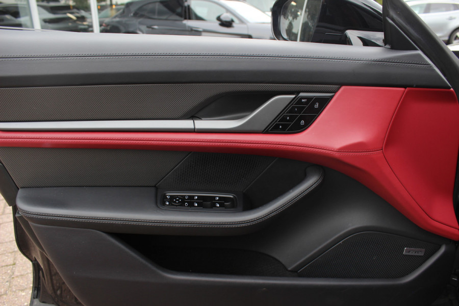 Porsche Taycan Cross Turismo Turbo S 93 kWh / SoH 90,9% / Panoramadak / 360Camera / Head-up / Passenger Display / Luchtvering / 21'' / Bose / Keyless / Sportdesign+Chrono / Stoelventilatie+Verwarming / Stuurverwarming / Dodehoek / DAB