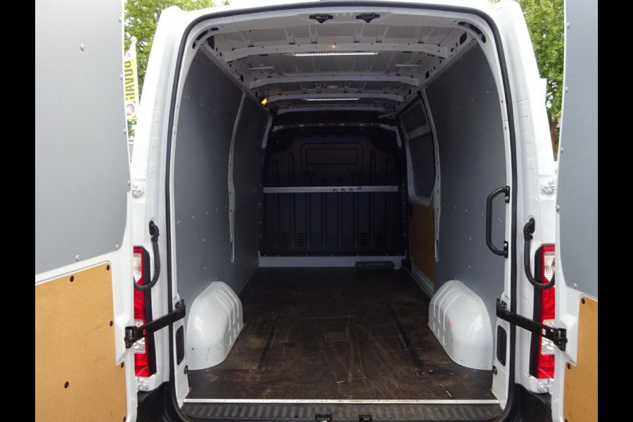 Renault Master T35 2.3 dCi 135 L2H2 Comfort Groot NAVI AIRCO TREKHAAK ZEER NETJES