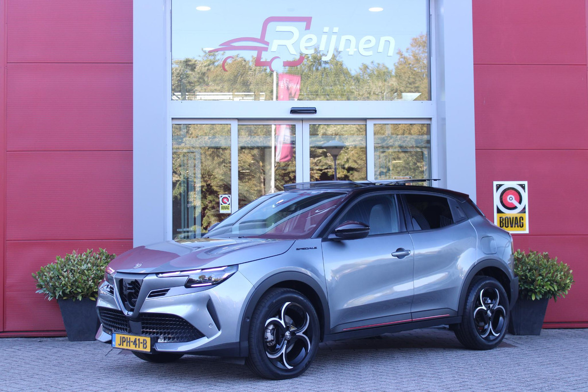 Alfa Romeo junior 1.2 145PK IBRIDA SPECIALE | PANORAMA SCHUIF/KANTEL DAK | TECHNO PACK: LED MATRIX KOPLAMPEN/AUTOMATISCH DIMMENDE BINNENSPIEGEL/DRAADLOZE TELEFOONLADER/ELEKTRISCH VERSTELBARE EN VERWARMBARE ZIJSPIEGELS MET DODEHOEK DETECTIE, ELEKTRISCH INKLAPBAAR/NAVIGATIE/HANDS-FREE ACHTERKLEP/KEYLESS ENTRY/USB TYPE C/ADAPTIVE CRUISE CONTROL MET LANE CENTERING EN FILE-ASSISTENT/ACHTERUITRIJ CAMERA MET DYNAMISCHE RIJLIJNEN/AUDIOSYSTEEM MET 6 SPEAKERS | PREMIUM PACK: "SPIGA" STOFFEN/ECOLEDER BEKLEDING MET RODE ACCENTEN - 6-VOUDIG ELEKTRISCH VERSTELBARE BESTUURDERSSTOEL, 6-VOUDIG VERSTELBA