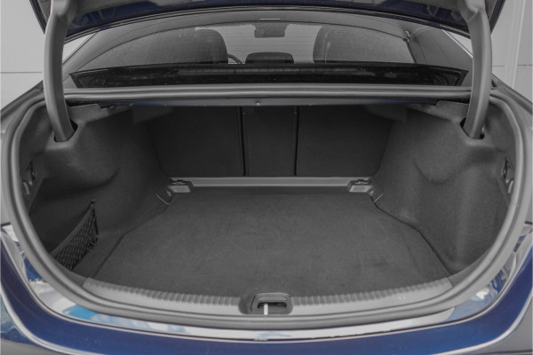 Mercedes-Benz C-Klasse 200 Launch Edition AMG Line Pano Trekhaak Camera Stoelverw
