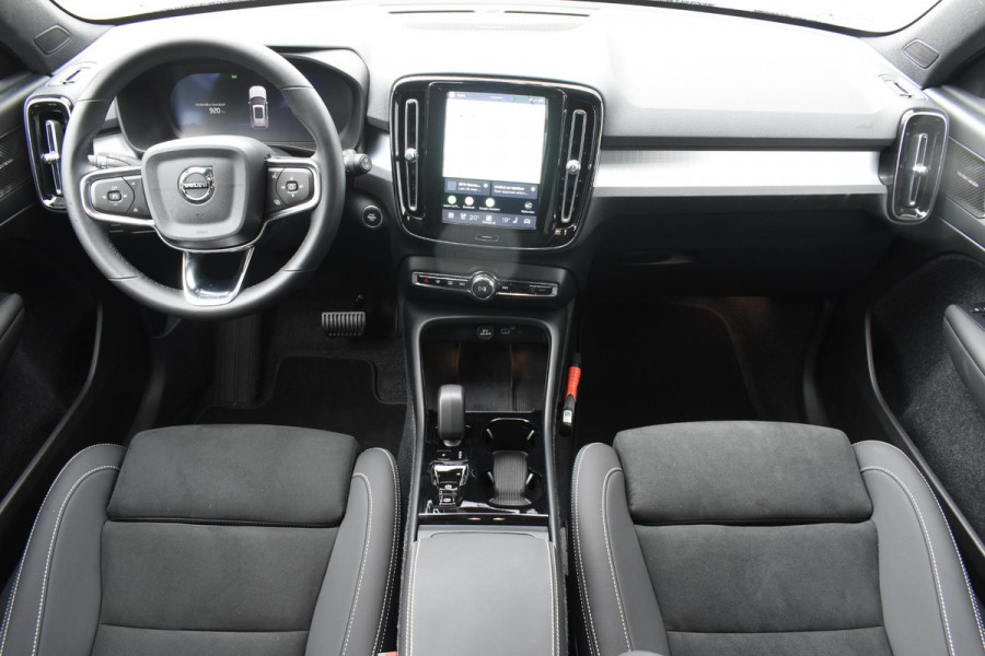 Volvo XC40 B4 211PK Plus Black Edition / Adaptive Cruise control / 360 Camera / Extra getint glas / 20'' velgen / Harman Kardon / Elektrisch verstelbare stoelen met geheugen / Stoel- en stuurverwarming / Elektrisch panorama schuifdak / Trekhaak elektrisch uitklapbaar