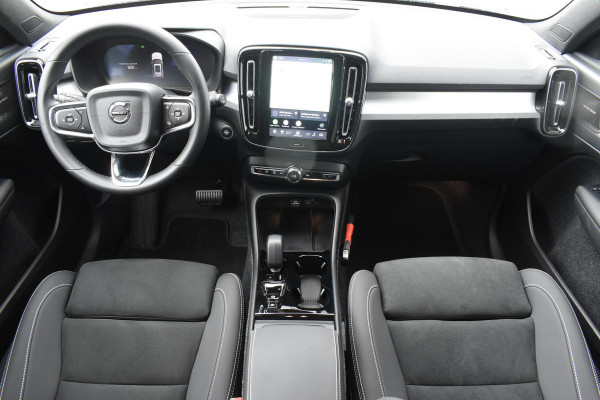Volvo XC40 B4 211PK Plus Black Edition / Adaptive Cruise control / 360 Camera / Extra getint glas / 20'' velgen / Harman Kardon / Elektrisch verstelbare stoelen met geheugen / Stoel- en stuurverwarming / Elektrisch panorama schuifdak / Trekhaak elektrisch uitklapbaar