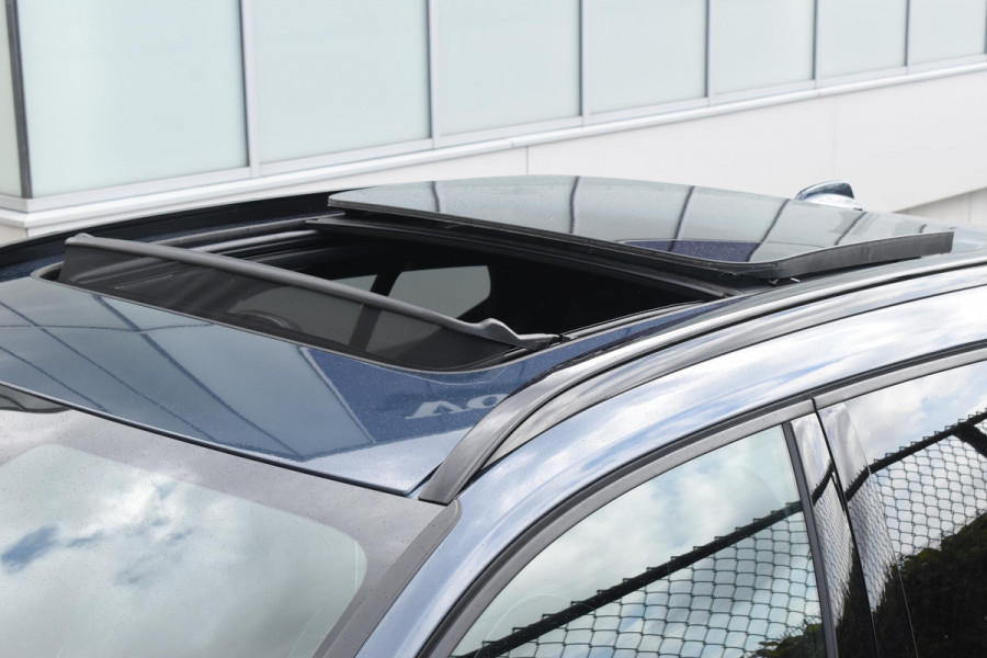 Volvo XC40 B4 211PK Plus Black Edition / Adaptive Cruise control / 360 Camera / Extra getint glas / 20'' velgen / Harman Kardon / Elektrisch verstelbare stoelen met geheugen / Stoel- en stuurverwarming / Elektrisch panorama schuifdak / Trekhaak elektrisch uitklapbaar