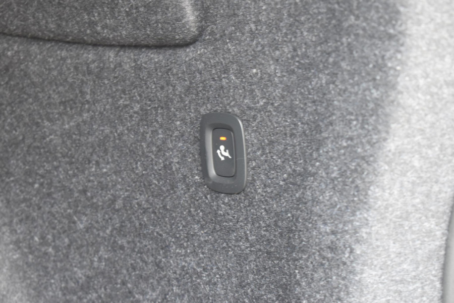 Volvo XC40 B4 211PK Plus Black Edition / Adaptive Cruise control / 360 Camera / Extra getint glas / 20'' velgen / Harman Kardon / Elektrisch verstelbare stoelen met geheugen / Stoel- en stuurverwarming / Elektrisch panorama schuifdak / Trekhaak elektrisch uitklapbaar