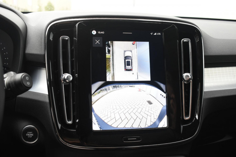 Volvo XC40 B4 211PK Plus Black Edition / Adaptive Cruise control / 360 Camera / Extra getint glas / 20'' velgen / Harman Kardon / Elektrisch verstelbare stoelen met geheugen / Stoel- en stuurverwarming / Elektrisch panorama schuifdak / Trekhaak elektrisch uitklapbaar