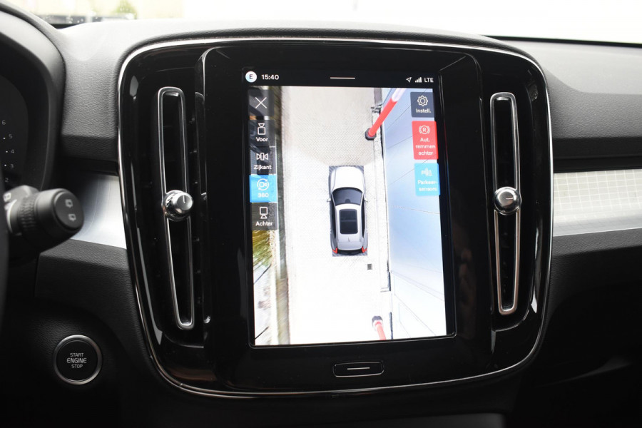 Volvo XC40 B4 211PK Plus Black Edition / Adaptive Cruise control / 360 Camera / Extra getint glas / 20'' velgen / Harman Kardon / Elektrisch verstelbare stoelen met geheugen / Stoel- en stuurverwarming / Elektrisch panorama schuifdak / Trekhaak elektrisch uitklapbaar