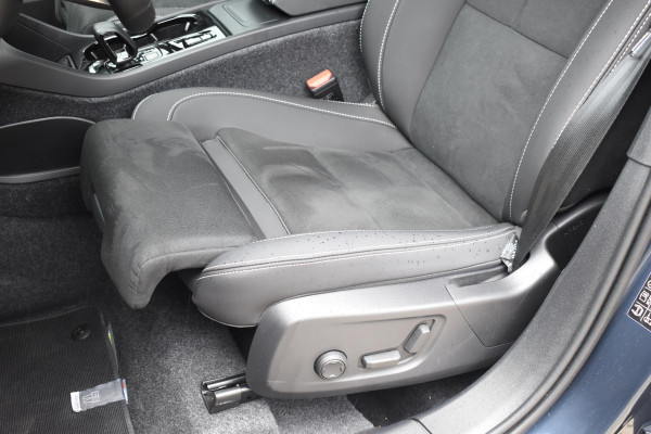 Volvo XC40 B4 211PK Plus Black Edition / Adaptive Cruise control / 360 Camera / Extra getint glas / 20'' velgen / Harman Kardon / Elektrisch verstelbare stoelen met geheugen / Stoel- en stuurverwarming / Elektrisch panorama schuifdak / Trekhaak elektrisch uitklapbaar