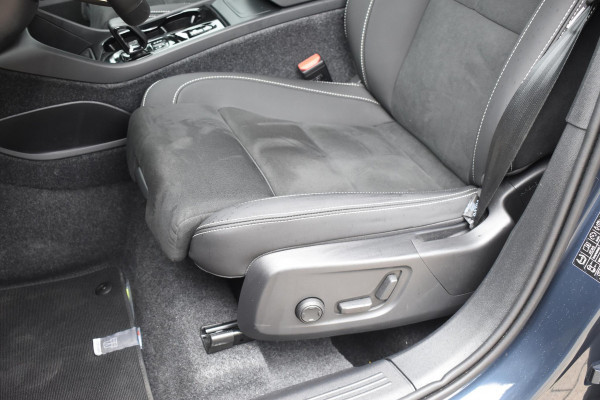 Volvo XC40 B4 211PK Plus Black Edition / Adaptive Cruise control / 360 Camera / Extra getint glas / 20'' velgen / Harman Kardon / Elektrisch verstelbare stoelen met geheugen / Stoel- en stuurverwarming / Elektrisch panorama schuifdak / Trekhaak elektrisch uitklapbaar