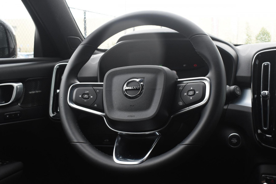 Volvo XC40 B4 211PK Plus Black Edition / Adaptive Cruise control / 360 Camera / Extra getint glas / 20'' velgen / Harman Kardon / Elektrisch verstelbare stoelen met geheugen / Stoel- en stuurverwarming / Elektrisch panorama schuifdak / Trekhaak elektrisch uitklapbaar