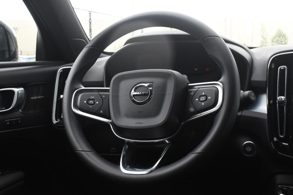 Volvo XC40 B4 211PK Plus Black Edition / Adaptive Cruise control / 360 Camera / Extra getint glas / 20'' velgen / Harman Kardon / Elektrisch verstelbare stoelen met geheugen / Stoel- en stuurverwarming / Elektrisch panorama schuifdak / Trekhaak elektrisch uitklapbaar