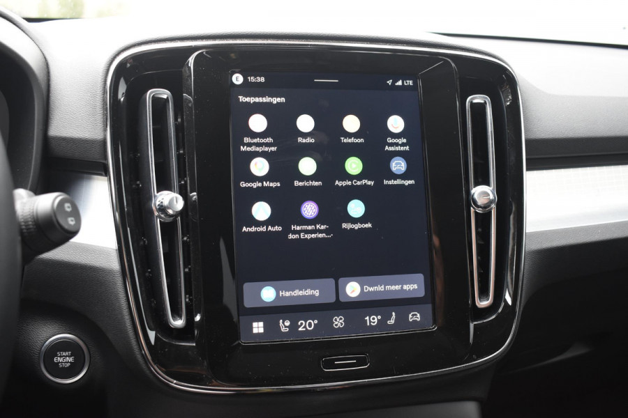 Volvo XC40 B4 211PK Plus Black Edition / Adaptive Cruise control / 360 Camera / Extra getint glas / 20'' velgen / Harman Kardon / Elektrisch verstelbare stoelen met geheugen / Stoel- en stuurverwarming / Elektrisch panorama schuifdak / Trekhaak elektrisch uitklapbaar