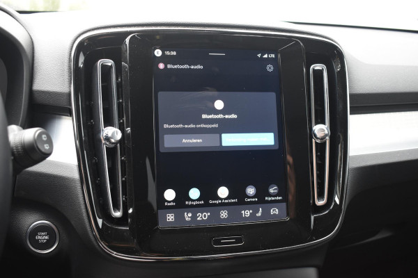 Volvo XC40 B4 211PK Plus Black Edition / Adaptive Cruise control / 360 Camera / Extra getint glas / 20'' velgen / Harman Kardon / Elektrisch verstelbare stoelen met geheugen / Stoel- en stuurverwarming / Elektrisch panorama schuifdak / Trekhaak elektrisch uitklapbaar