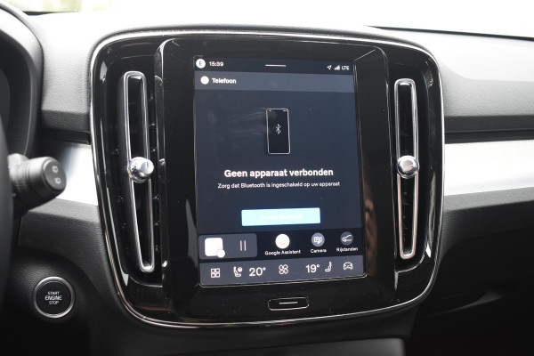 Volvo XC40 B4 211PK Plus Black Edition / Adaptive Cruise control / 360 Camera / Extra getint glas / 20'' velgen / Harman Kardon / Elektrisch verstelbare stoelen met geheugen / Stoel- en stuurverwarming / Elektrisch panorama schuifdak / Trekhaak elektrisch uitklapbaar