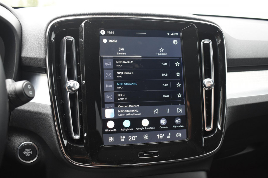 Volvo XC40 B4 211PK Plus Black Edition / Adaptive Cruise control / 360 Camera / Extra getint glas / 20'' velgen / Harman Kardon / Elektrisch verstelbare stoelen met geheugen / Stoel- en stuurverwarming / Elektrisch panorama schuifdak / Trekhaak elektrisch uitklapbaar