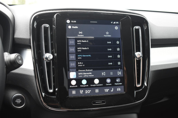 Volvo XC40 B4 211PK Plus Black Edition / Adaptive Cruise control / 360 Camera / Extra getint glas / 20'' velgen / Harman Kardon / Elektrisch verstelbare stoelen met geheugen / Stoel- en stuurverwarming / Elektrisch panorama schuifdak / Trekhaak elektrisch uitklapbaar