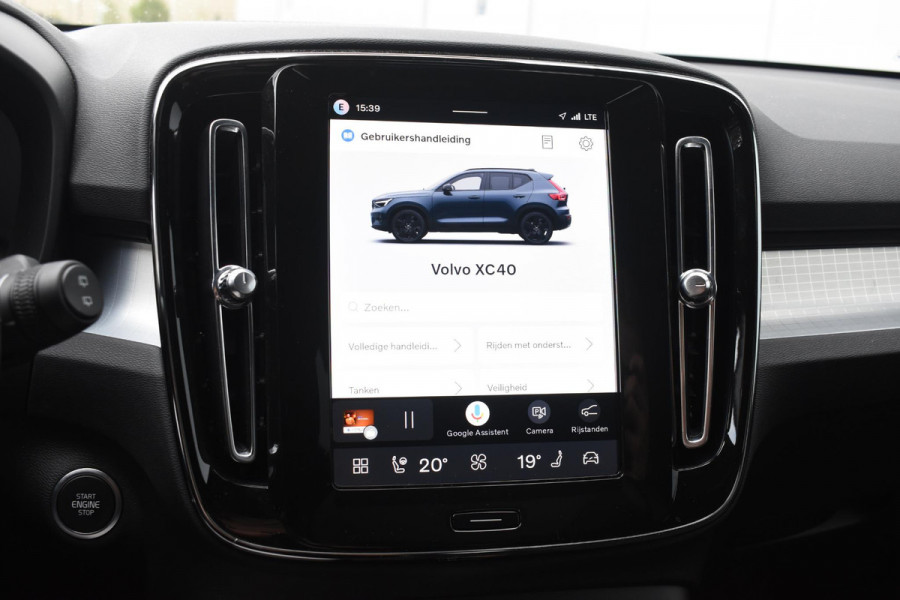 Volvo XC40 B4 211PK Plus Black Edition / Adaptive Cruise control / 360 Camera / Extra getint glas / 20'' velgen / Harman Kardon / Elektrisch verstelbare stoelen met geheugen / Stoel- en stuurverwarming / Elektrisch panorama schuifdak / Trekhaak elektrisch uitklapbaar