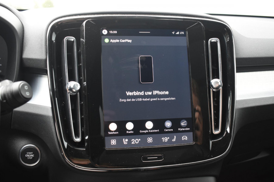 Volvo XC40 B4 211PK Plus Black Edition / Adaptive Cruise control / 360 Camera / Extra getint glas / 20'' velgen / Harman Kardon / Elektrisch verstelbare stoelen met geheugen / Stoel- en stuurverwarming / Elektrisch panorama schuifdak / Trekhaak elektrisch uitklapbaar