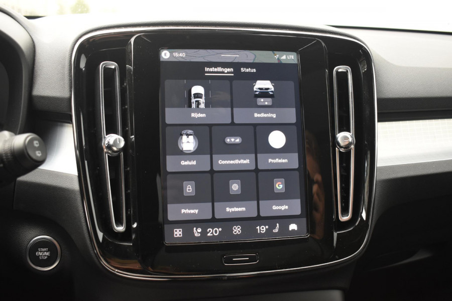 Volvo XC40 B4 211PK Plus Black Edition / Adaptive Cruise control / 360 Camera / Extra getint glas / 20'' velgen / Harman Kardon / Elektrisch verstelbare stoelen met geheugen / Stoel- en stuurverwarming / Elektrisch panorama schuifdak / Trekhaak elektrisch uitklapbaar