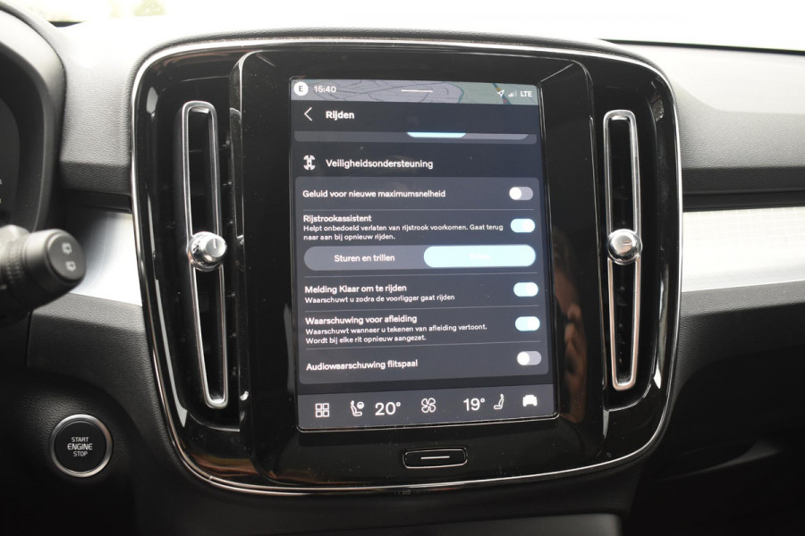 Volvo XC40 B4 211PK Plus Black Edition / Adaptive Cruise control / 360 Camera / Extra getint glas / 20'' velgen / Harman Kardon / Elektrisch verstelbare stoelen met geheugen / Stoel- en stuurverwarming / Elektrisch panorama schuifdak / Trekhaak elektrisch uitklapbaar
