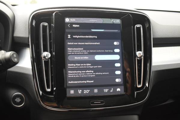 Volvo XC40 B4 211PK Plus Black Edition / Adaptive Cruise control / 360 Camera / Extra getint glas / 20'' velgen / Harman Kardon / Elektrisch verstelbare stoelen met geheugen / Stoel- en stuurverwarming / Elektrisch panorama schuifdak / Trekhaak elektrisch uitklapbaar