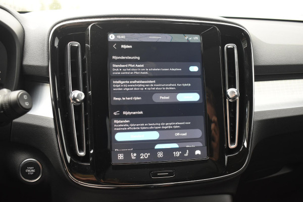Volvo XC40 B4 211PK Plus Black Edition / Adaptive Cruise control / 360 Camera / Extra getint glas / 20'' velgen / Harman Kardon / Elektrisch verstelbare stoelen met geheugen / Stoel- en stuurverwarming / Elektrisch panorama schuifdak / Trekhaak elektrisch uitklapbaar
