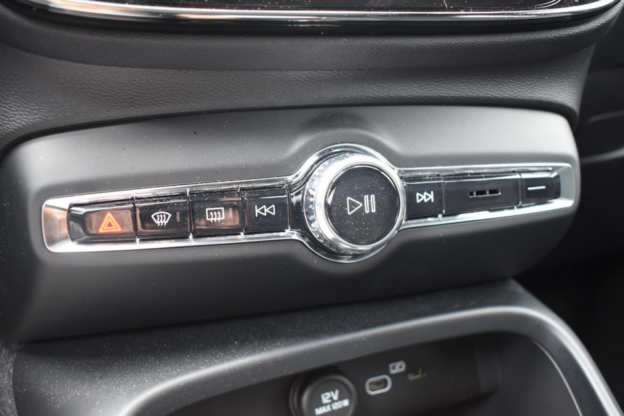 Volvo XC40 B4 211PK Plus Black Edition / Adaptive Cruise control / 360 Camera / Extra getint glas / 20'' velgen / Harman Kardon / Elektrisch verstelbare stoelen met geheugen / Stoel- en stuurverwarming / Elektrisch panorama schuifdak / Trekhaak elektrisch uitklapbaar